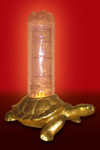 Remedium Feng Shui – podświetlana rura wypełniona wodą z bąbelkami powietrza, podstawa żółw